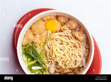  Batchoy！一碗濃郁的麵食，充滿著鮮香的海味與蔬菜的清爽！