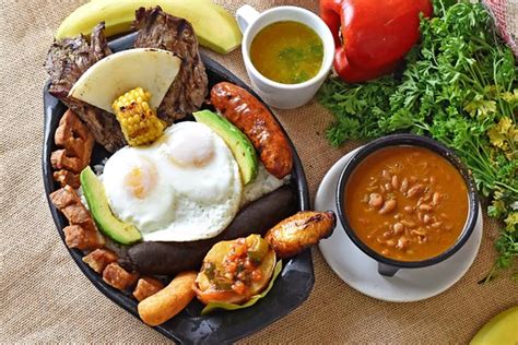   Bandeja Paisa： 濃郁的肉香與爽脆蔬菜的完美交織！