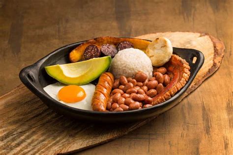   bandeja paisa，濃郁的肉香與清爽蔬菜交織出令人驚豔的味覺饗宴！