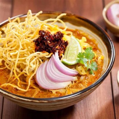  清邁Khao Soi: 濃郁香辣的湯頭與酥脆麵條的完美結合！