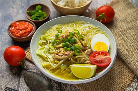  Soto AyamLamongan！濃郁椰奶香氣與辛辣香料交織的印尼經典湯麵