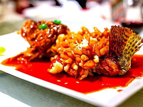   squirrel-shaped mandarin fish 脆嫩鮮美，酸甜開胃