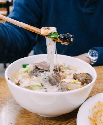  羊肉泡馍！清香醇厚，綿密柔軟的麵皮與濃郁麻辣的羊肉湯交織出絕妙滋味